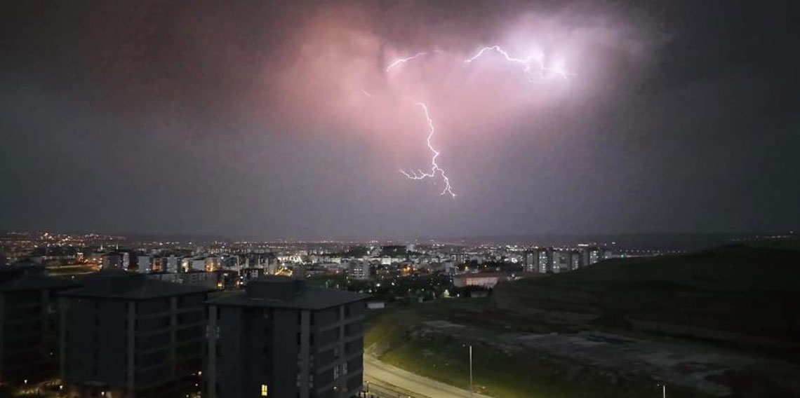 Batman’da şimşekler geceyi aydınlattı