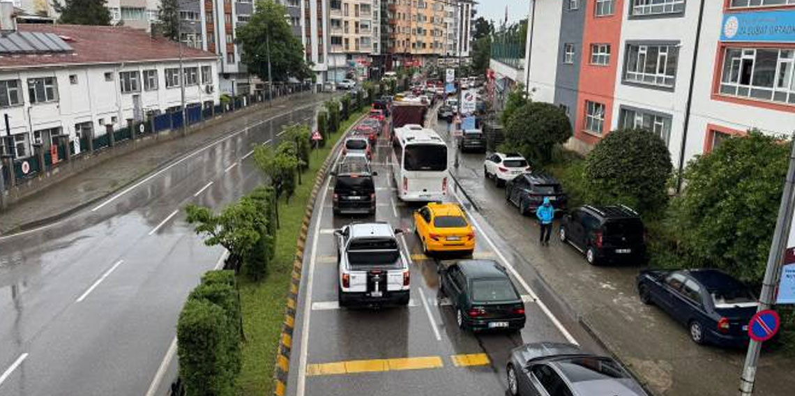 Sağanak yağmur vurdu Trabzon’da trafik durdu! Uzun kuyruklar oluştu