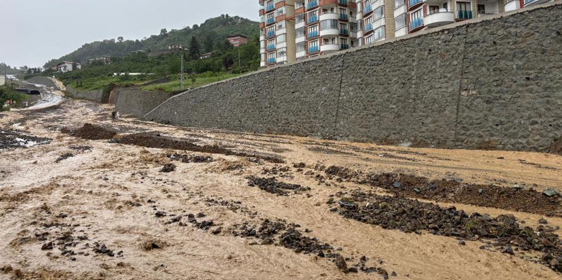 Trabzon şehir merkezinde yollar dereye döndü