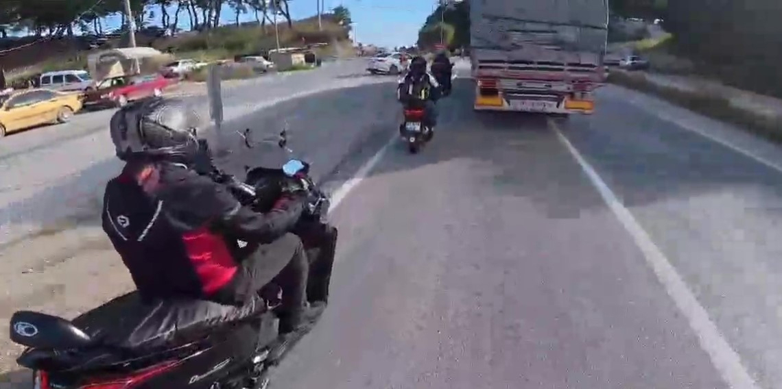 Korna çalınmasına sinirlendi, tırı motosikletlerin üzerine sürdü