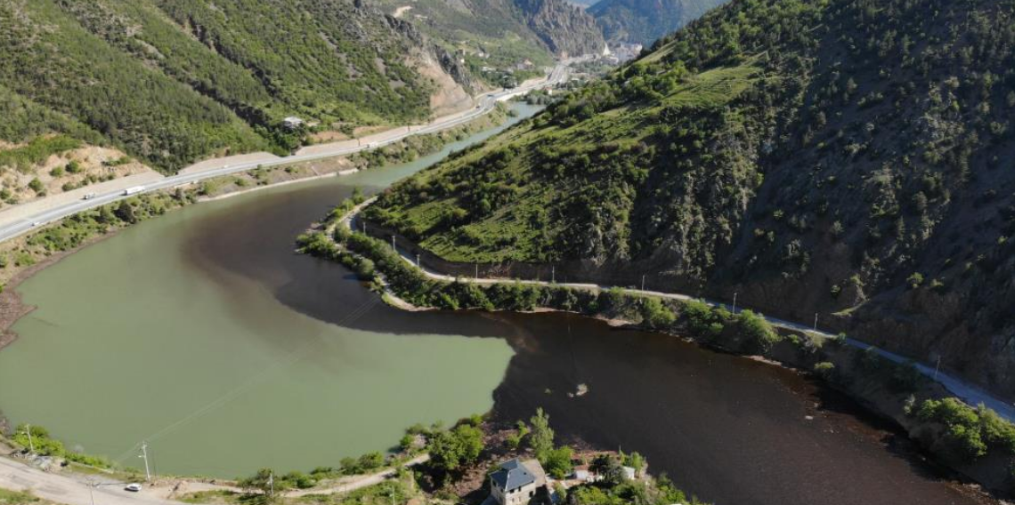 Torul Baraj Gölü'nde Gölün Rengi Kahverengiye Döndü