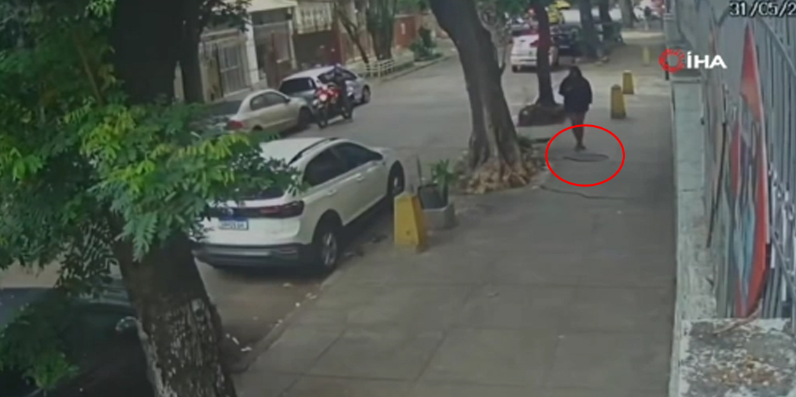 Kaldırımda yürüyen kadın kanalizasyona düştü, rögar kapağı üstüne kapandı