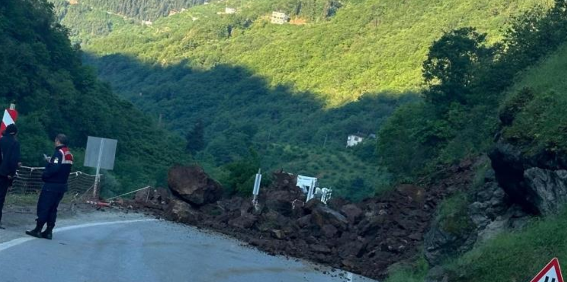 Trabzon-Bayburt Karayolu Heyelan Sonrası Yeniden Ulaşıma Açıldı