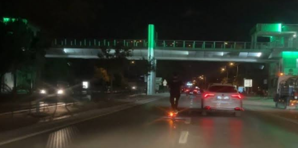 Scooterla 80-90 kilometre hızla seyrederek araçları solladı