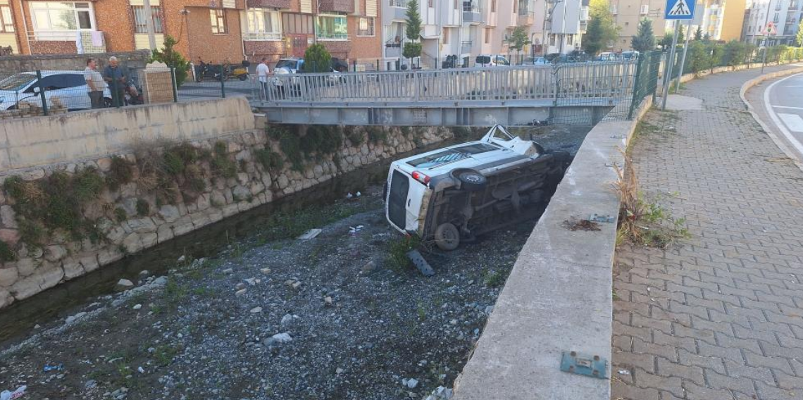 Diyaliz hastası nakil aracı çaya uçtu: 6 yaralı