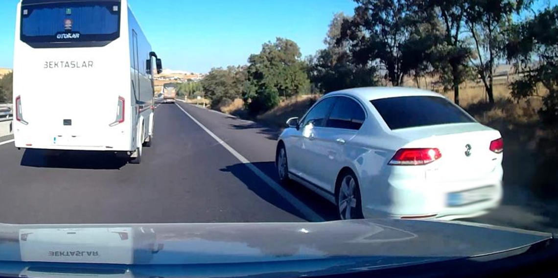 Makas atan otomobil trafiği tehlikeye düşürdü