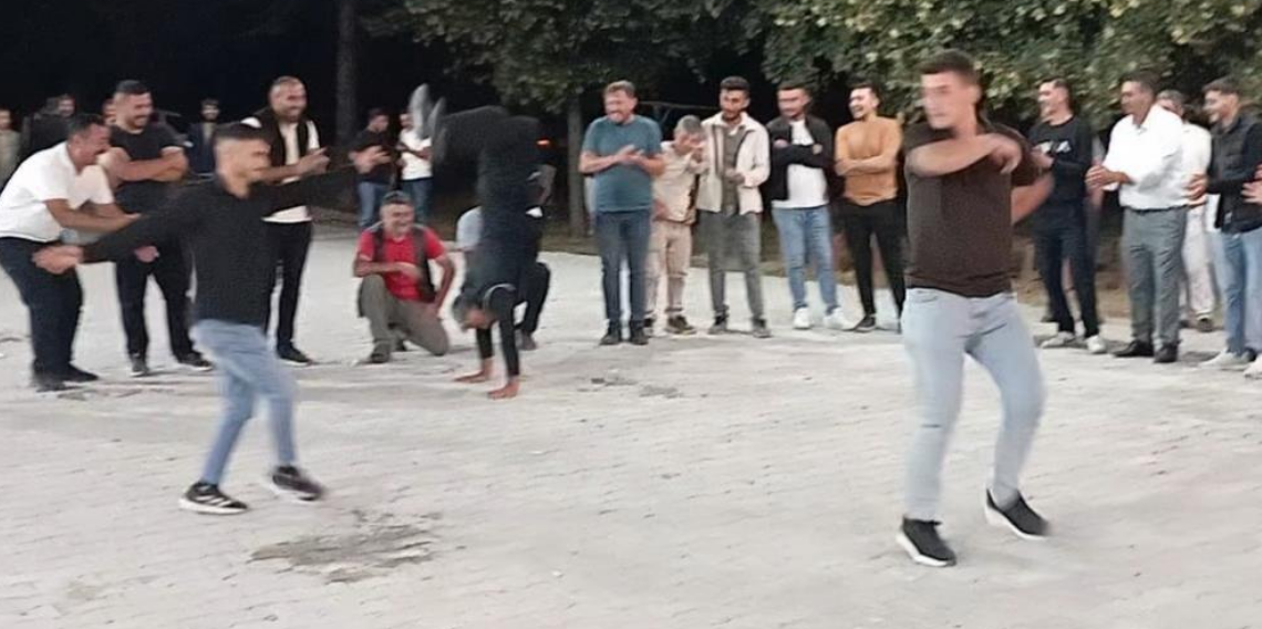 Taklacı gençler viral oldu