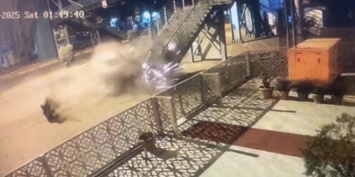 Şanlıurfa’da otomobil üst geçide çarptı: 1 ölü