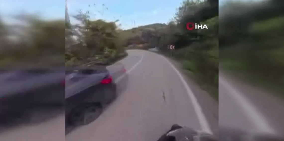 Motosikletlinin saniyelerle ölümden kurtulduğu anlar kameraya yansıdı
