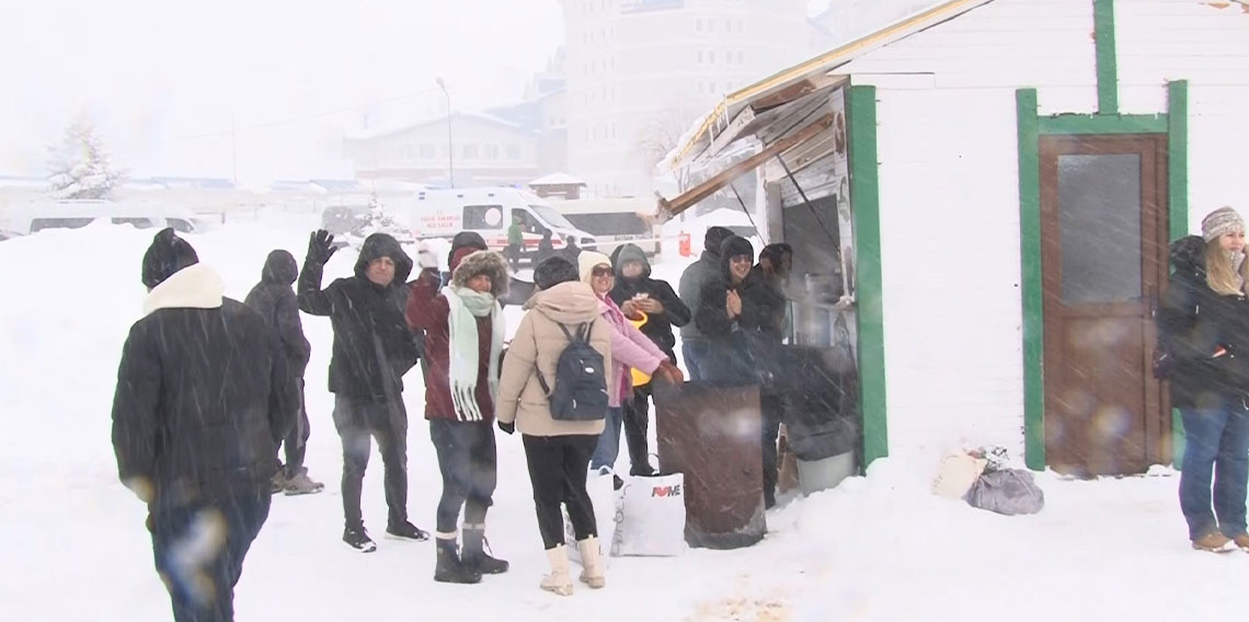 Eksi 8 derecede dans ederek ısındılar