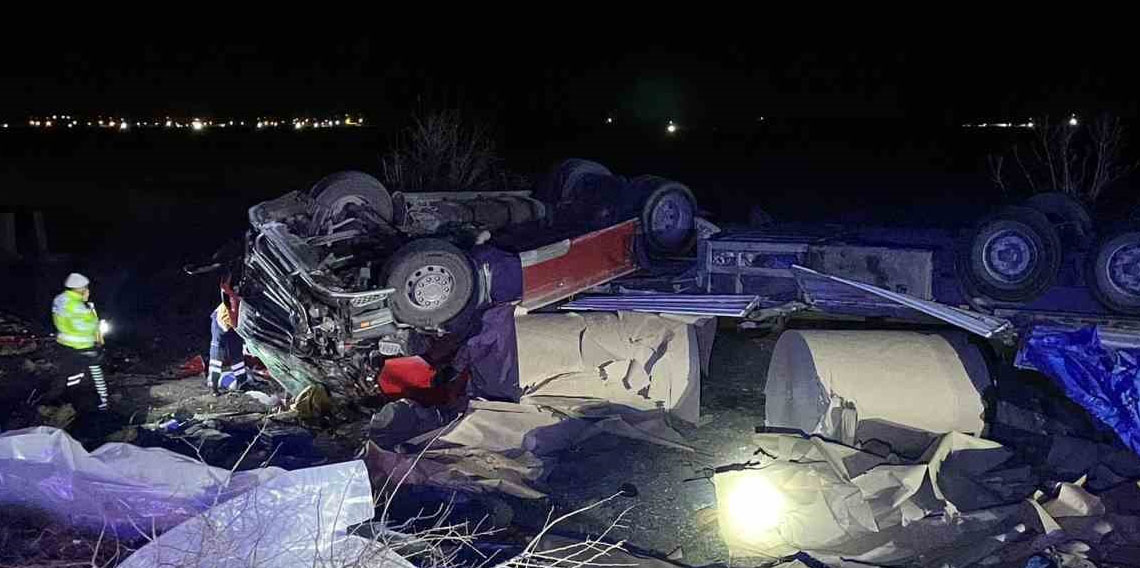 Konya’da tır devrildi, sürücü hayatını kaybetti