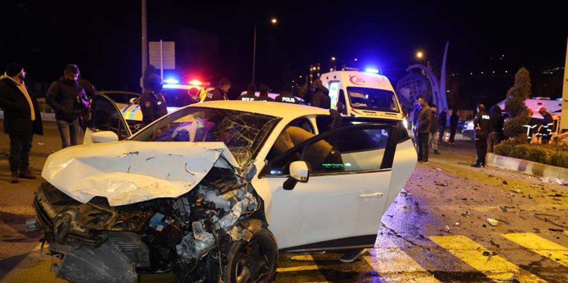 Nevşehir'de otomobil ile hafif ticari araç çarpıştı: 9 yaralı