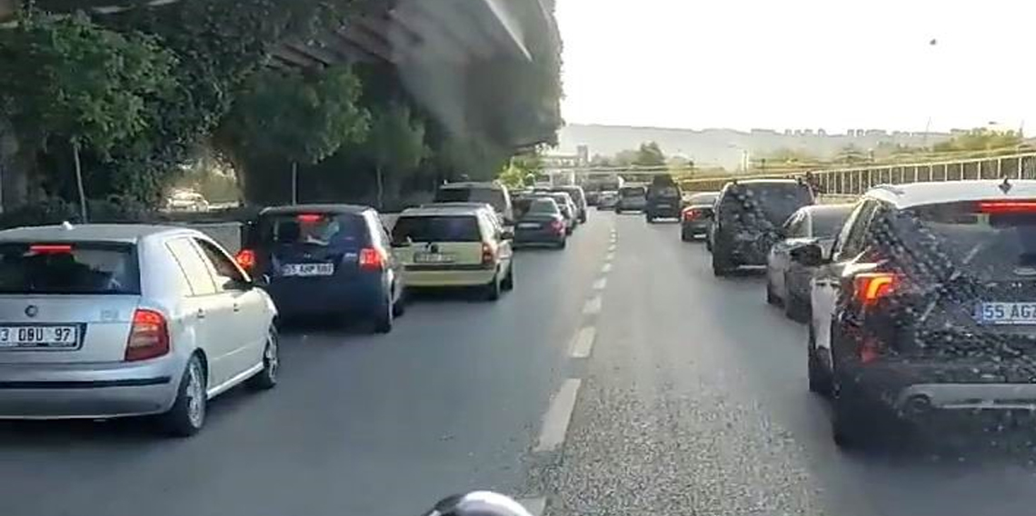 Samsun’da sürücüler, 'fermuar sistemi' ile ambulansa yol verdi