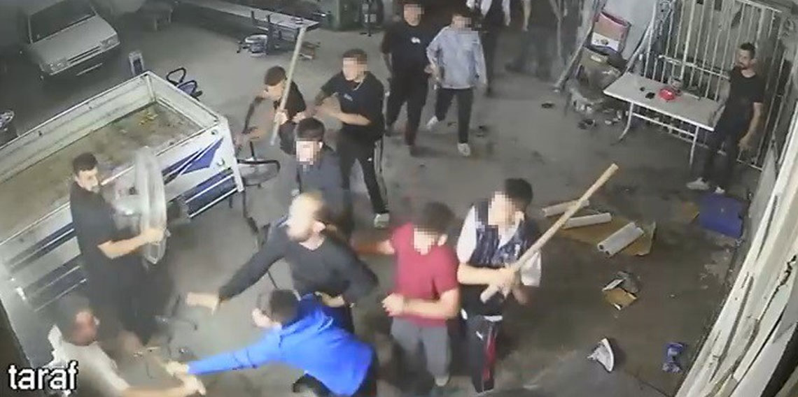 Sopa, kürek ve av tüfekli meydan savaşını andıran kavga kamerada