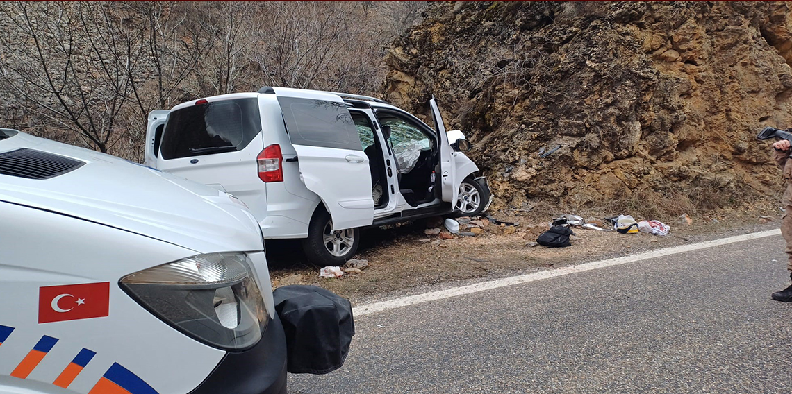 Tunceli'de feci kaza: Otomobil kayaya çarptı 1, ölü 5 yaralı