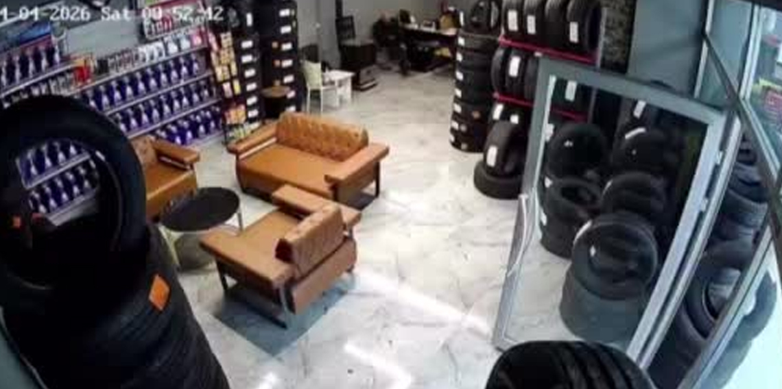 Van’da deprem anında yaşanan panik kamerada