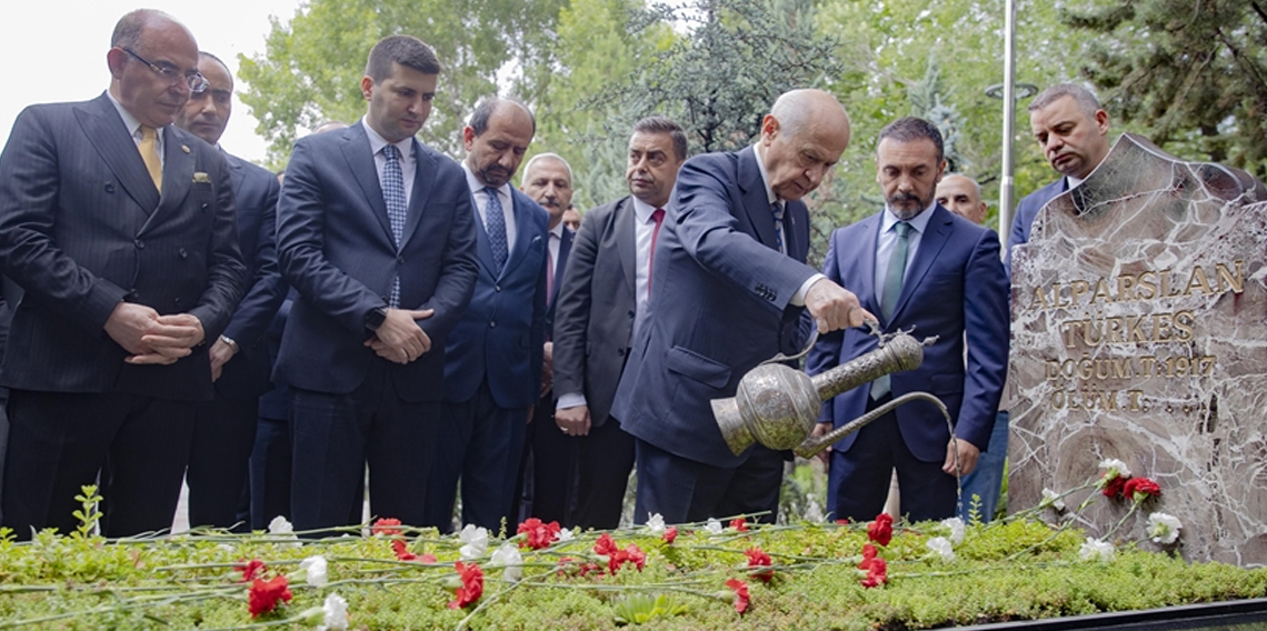 MHP Genel Başkanı Bahçeli, Alparslan Türkeş'in kabrini ziyaret etti