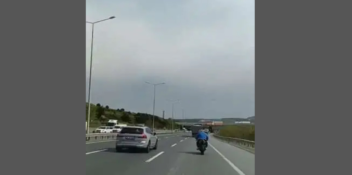 Havalimanı yolunda motosiklet sürücüsünün tehlikeli hareketleri