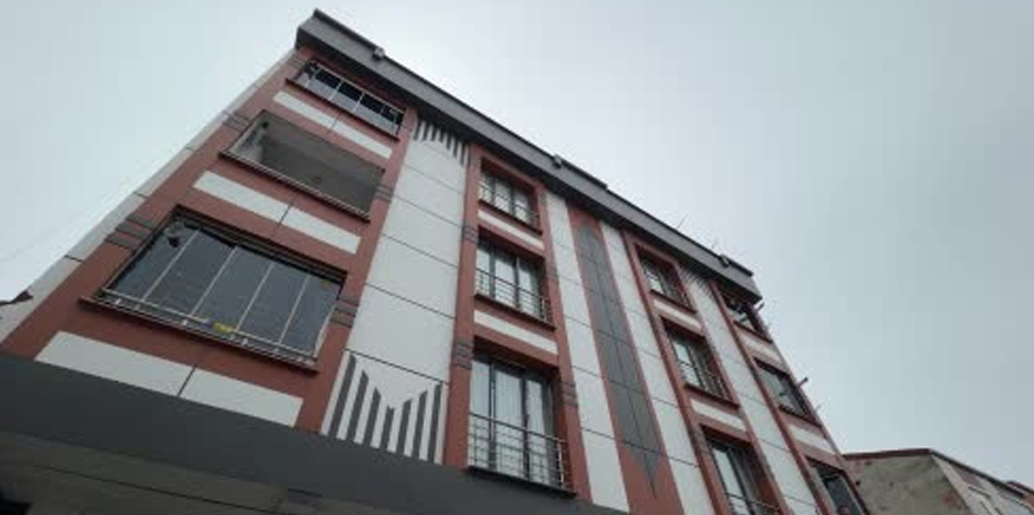 Arnavutköy’de dehşet anları: Çocuklara saldırdı, bina sakinlerine bıçak çekti