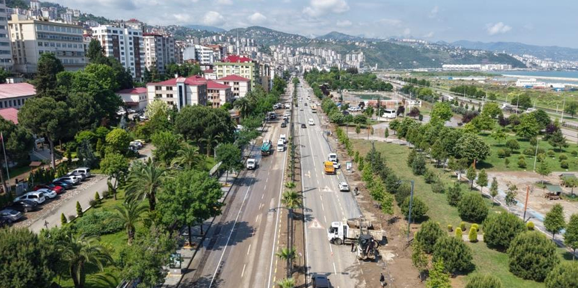 Trabzon'da devlet eski sahil yolu büyük ölçüde sel suları ve çamurdan temizlendi