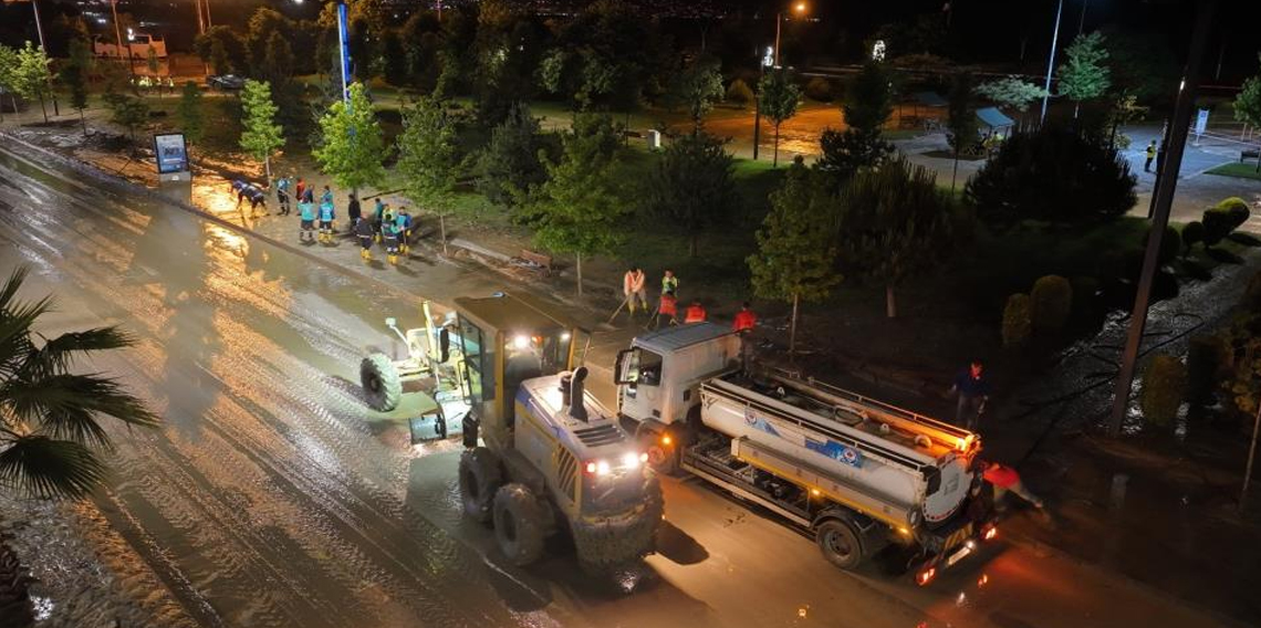 Trabzon'da sel ve su baskınları sonrası temizlik çalışmaları gecede sürüyor