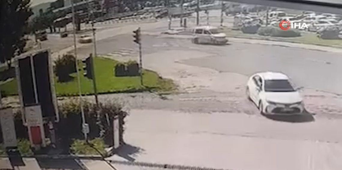 Kargadan kaçarken taklalar attı, o anlar kamerada