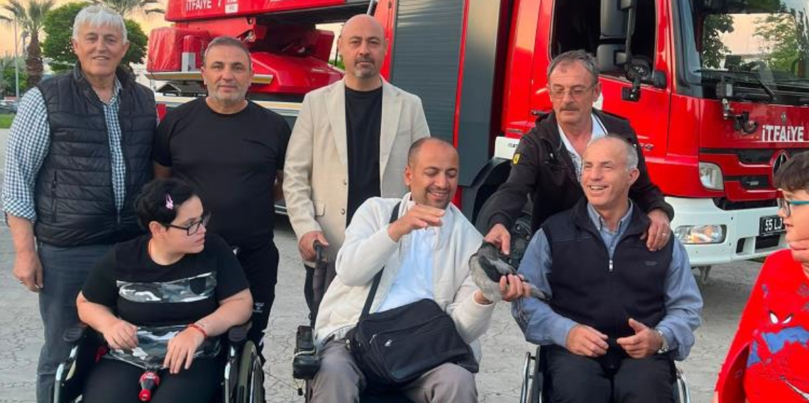 Engelli vatandaşlardan ve itfaiyeden yavru kargaya şefkat eli