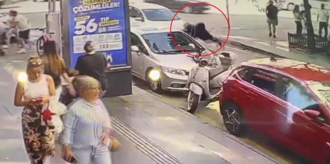 Samsun'da yaşlı kadın ile torununa otomobilin çarptığı anlar kamerada