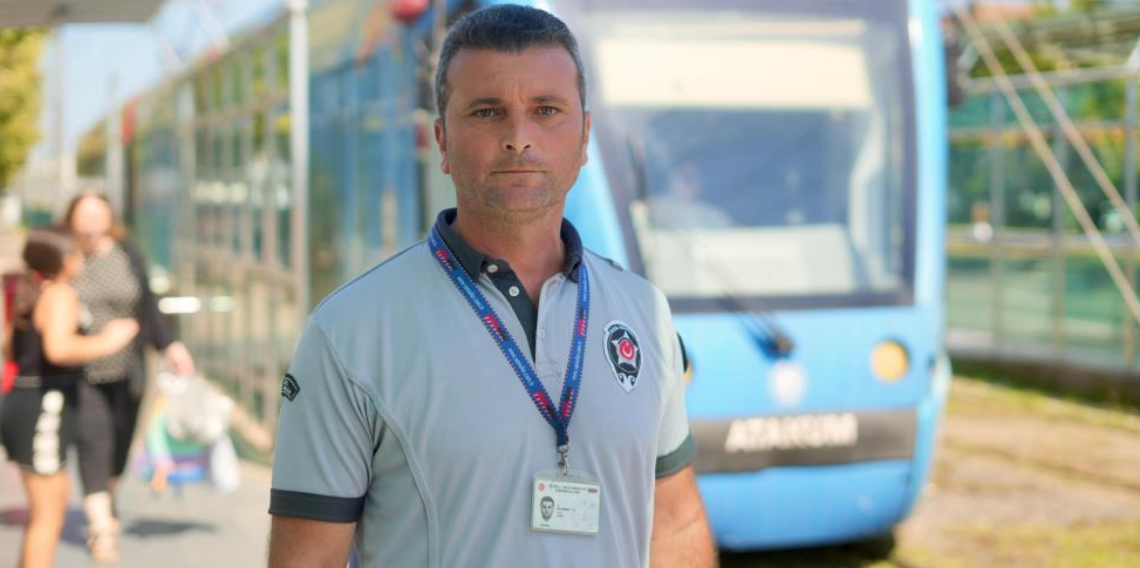 Tramvayın önüne koşan 5 yaşındaki çocuğu kurtaran güvenlik görevlisi konuştu: 