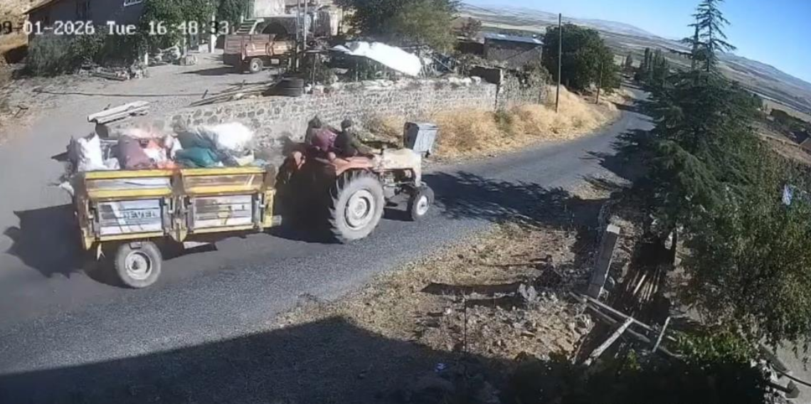 Traktör kazasında ağır yaralanan 75 yaşındaki kadın hayatını kaybetti: Kaza anı kamerada