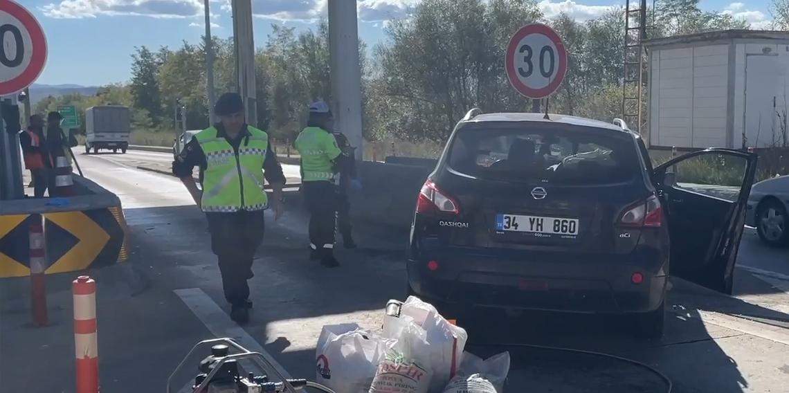 Otoyol gişelerinde bariyere çarpan otomobilin sürücüsü öldü