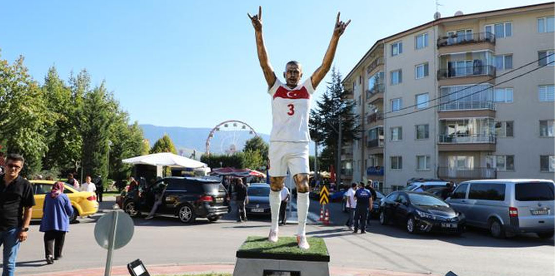 Merih Demiral’ın heykeli Bolu’ya dikildi