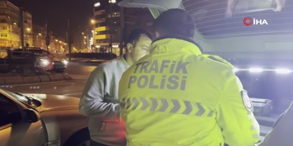 Polisin alkollü yolcuyla imtihanı kamerada