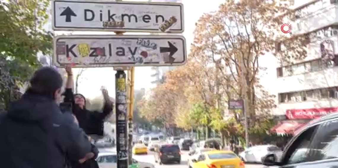 Sosyal medyada viral olan Kızılay tabelası yenilendi, bu kez de üzeri kirletildi