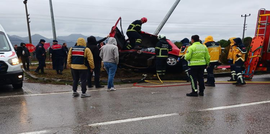 Samsun'da aydınlatma direğine çarpan araç hurdaya döndü