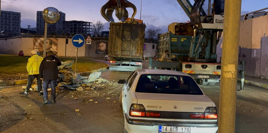 Kamyonun üzerindeki yükler alt geçide takıldı