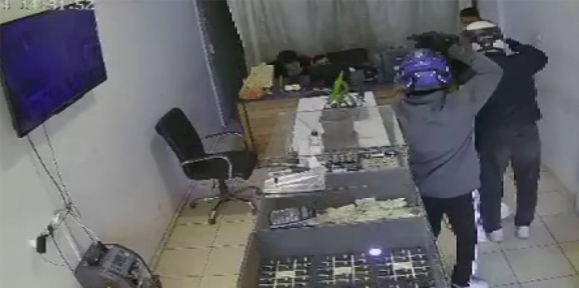 Silahlı 2 hırsız, 3 dakika içerisinde kuyumcuyu soydu... 