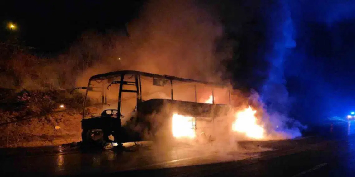 Otoyolda 39 yolcusu bulunan otobüs alev alev yandı