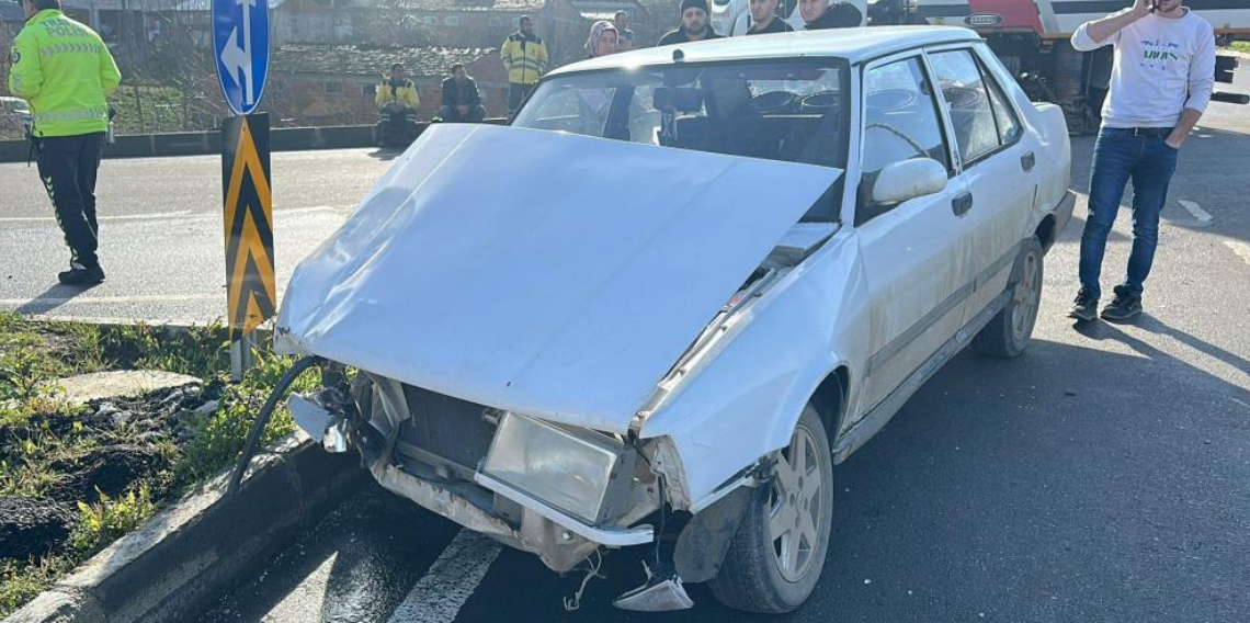 Samsun Şehir Hastanesi Kavşağında Kaza: Tofaş Şahin Kağıt Gibi Katlandı