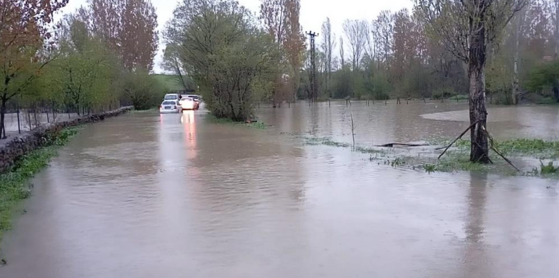 Tokat’ta Çekerek Irmağı taştı: Yollar ve tarım arazileri sular altında