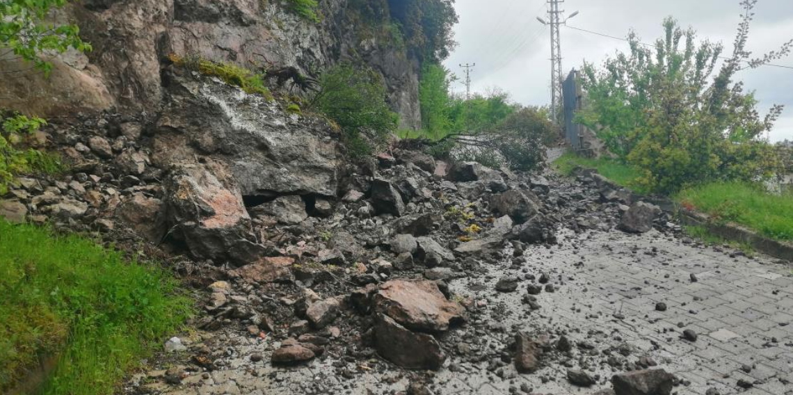 Niksar’da sağanak sonrası tehlike: Kaya parçaları yola düştü, yol kapatıldı