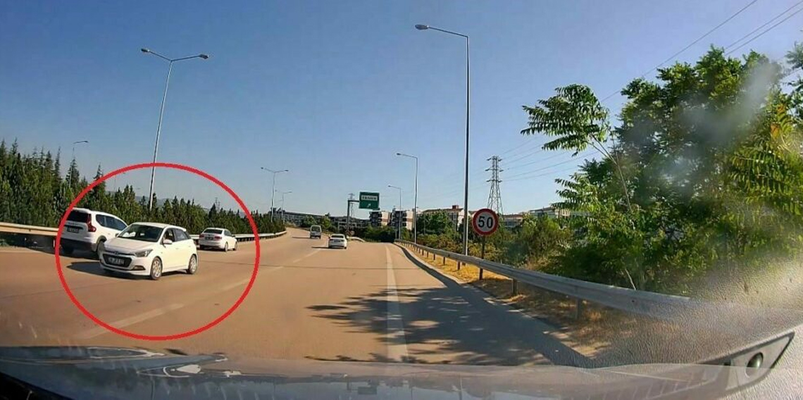 Otobanda ters şeritte ilerlemeye başladı: Tehlikeli anlar kamerada