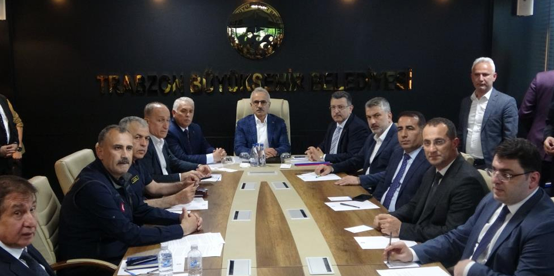 Bakan Uraloğlu, sel felaketinin yaşandığı Trabzon'da incelemelerde bulundu