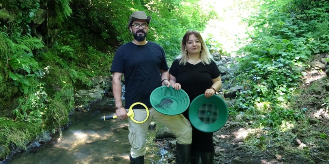 20 yıllık evli çift, Ordu'nun derelerinde altın peşinde