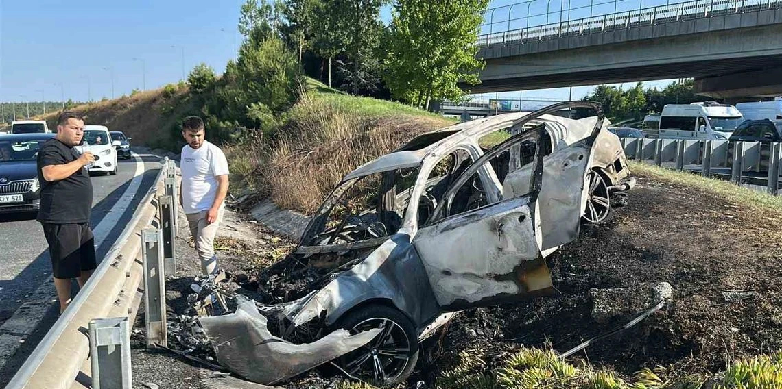 Kontrolden çıkıp refüje giren otomobil alev alev yandı