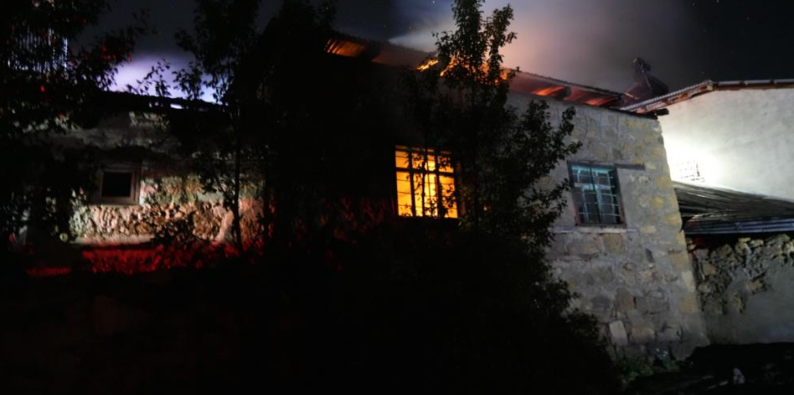 Gümüşhane’de gece çıkan yangında 3 ev hasar gördü