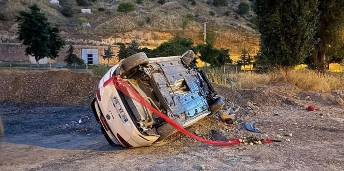 Gelin aracının lastiği patladı, otomobil takla attı