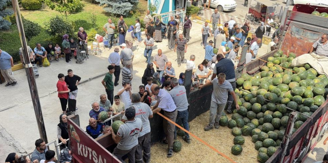 Uşûr olarak 20 ton karpuz dağıttı