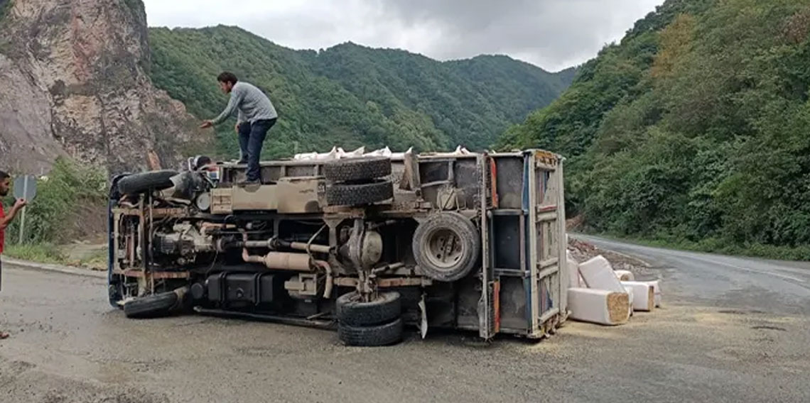 Trabzon'da saman yüklü kamyon devrildi!