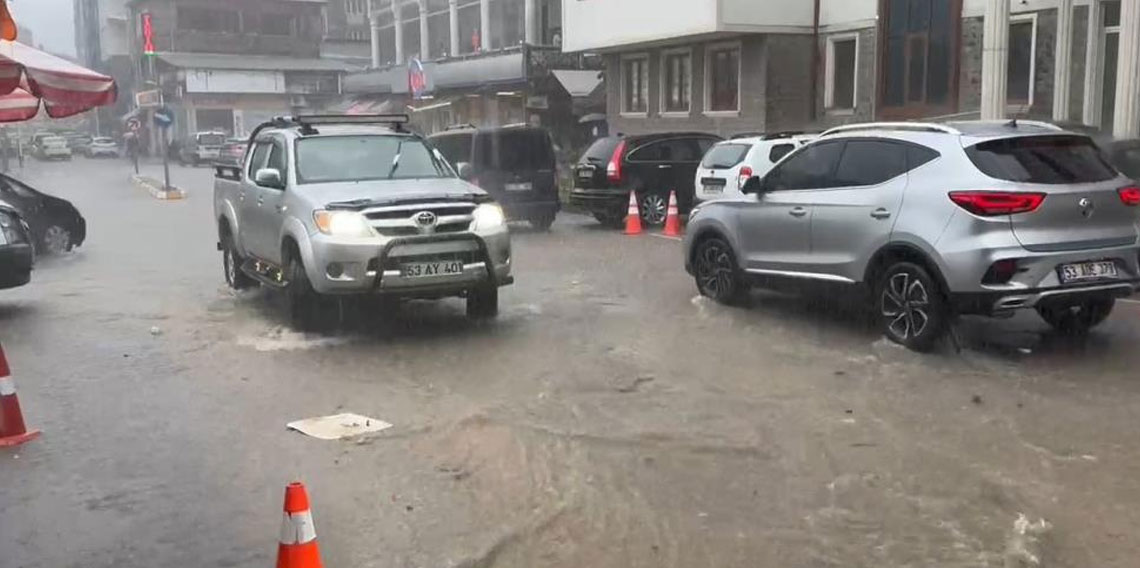 Rize'de sağanak yağış sonrası sokaklar göle döndü